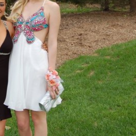 Butterfly cut prom dress open in back - Picture 2 of 4